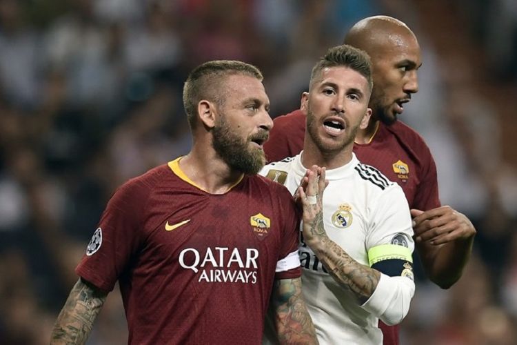 Sergio Ramos dikawal ketat Daniele De Rossi dan Steven Nzonzi saat Real Madrid vs AS Roma dalam laga matchday 1 Liga Champions di Stadion Santiago Bernabeu, 19 September 2018. 