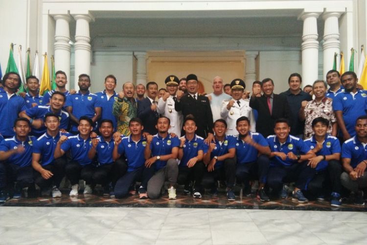 Gubernur Jabar Ridwan Kamil saat berfoto bersama para pemain dan jajaran pelatih Persib Bandung di sela kegiatan pelantikan kepala daerah di Gedung Sate, Jalan Diponegoro, Kamis (20/9/2018).