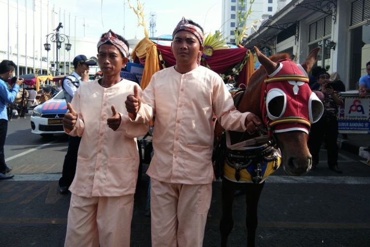 Iyan (kiri) dan Agus Salim (kanan) saat berfoto disela kegiatan pelantikan kepala daerah terpilih di Gedung Merdeka, Jalan Asia Afrika, Bandung, Kamis (20/9/2018).