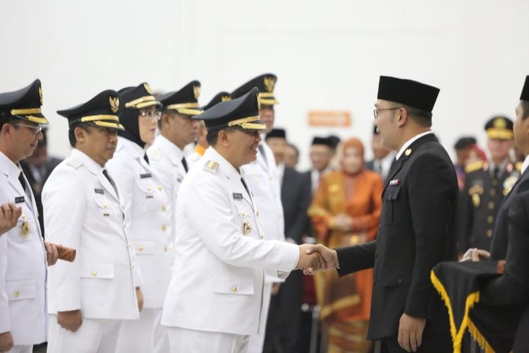 Gubernur Jabar Ridwan Kamil saat melantik enam pasang kepala daerah terpilih hasil Pilkada Serentak di Jabar 2018 di Gedung Merdeka, Jalan Asia Afrika, Bandung, Kamis (20/9/2018).