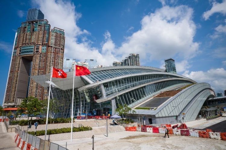 Bendera Hong Kong dan China terlihat dikibarkan di luar stasiun kereta West Kowloon. (AFP/Anthony Wallace)