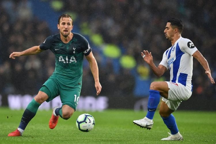 Beram Kayal mengawal Harry Kane pada laga Brighton & Hove Albion vs Tottenham Hotspur dalam lanjutan Premier League di Stadion American Express Community, 22 September 2018. | AFP/Glyn Kirk