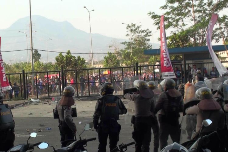 Sejumlah aparat kepolisian saat mengamankan laga Persib kontra Persija di Stadion Gelora Bandung Lautan Api, Minggu (23/9/2018).