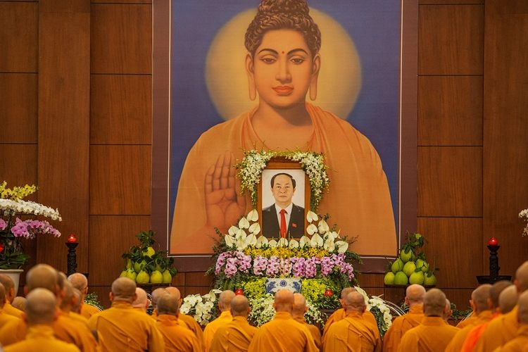 Para biksu mendoakan mendiang Presiden Vietnam Tran Dai Quang di Pagodan Nam Quoc Tu Pagoda, Ho Chi Minh City pada Minggu (23/9/2018). 