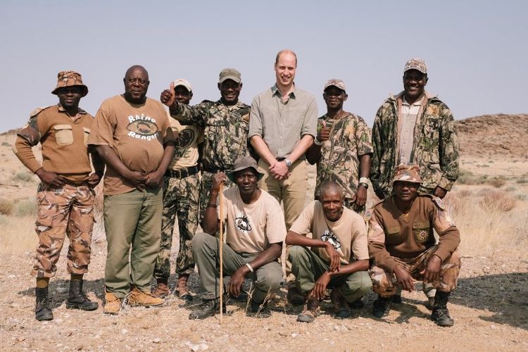 Pangeran William berpose bersama penjaga hutan di wilayah Kunene, Namibia. (Twitter/Kensington Palace)