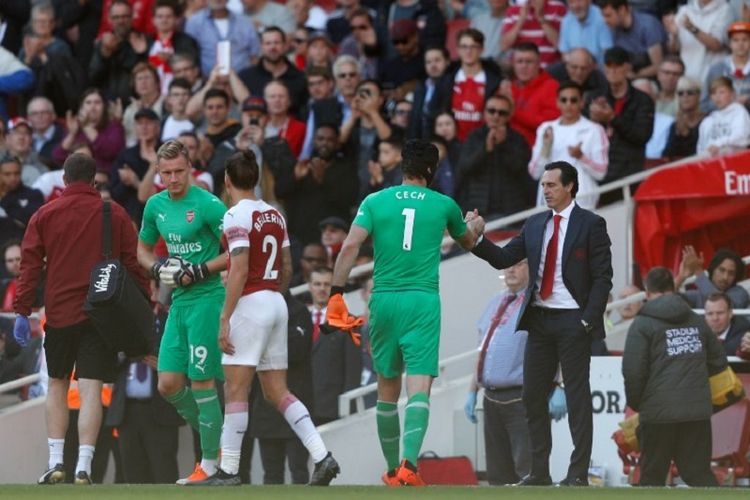 Pelatih Arsenal, Unai Emery, menarik Petr Cech yang cedera dan digantikan oleh Bernd Leno pada laga Premier League versus Watford di Stadion Emirates, 29 September 2018. 