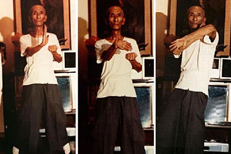 Yip Man melakukan teknik Siu Lim Tao dan Chum Kiu. (www.wingchun.si)