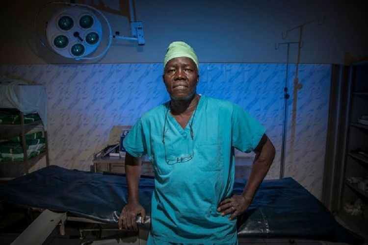 Dokter Evan Atar Adahar berpose di depan ruang bedah. Dia harus berjuang mengatasi segala kekurangan peralatan kala mengabdi di wilayah konfik Sudan Selatan.