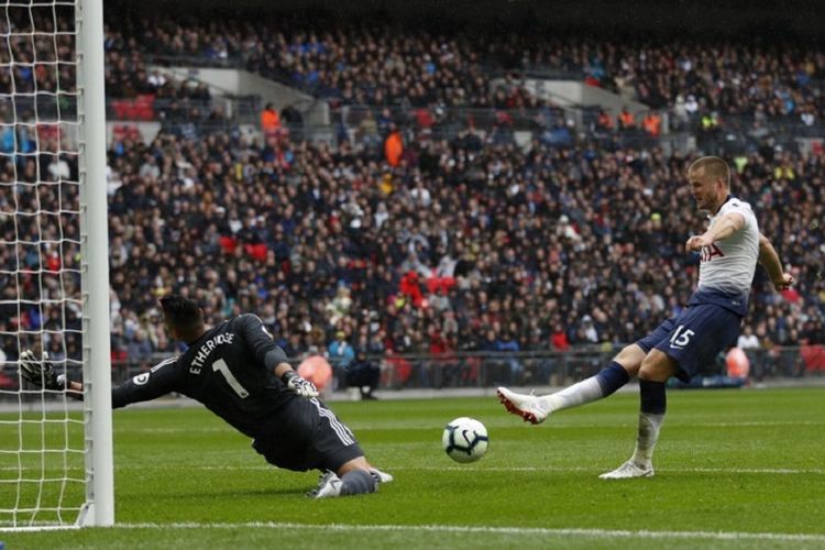 Eric Dier menaklukkan Neil Etheridge pada laga Tottenham Hotspur vs Cardiff City di Stadion Wembley, 6 Oktober 2018. 