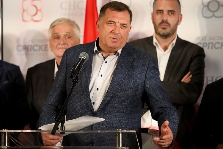 Milorad Dodik, politisi garis keras Serbia-Bosnia, memenangkan kursi lembaga kepresidenan yang terdiri dari tiga orang.