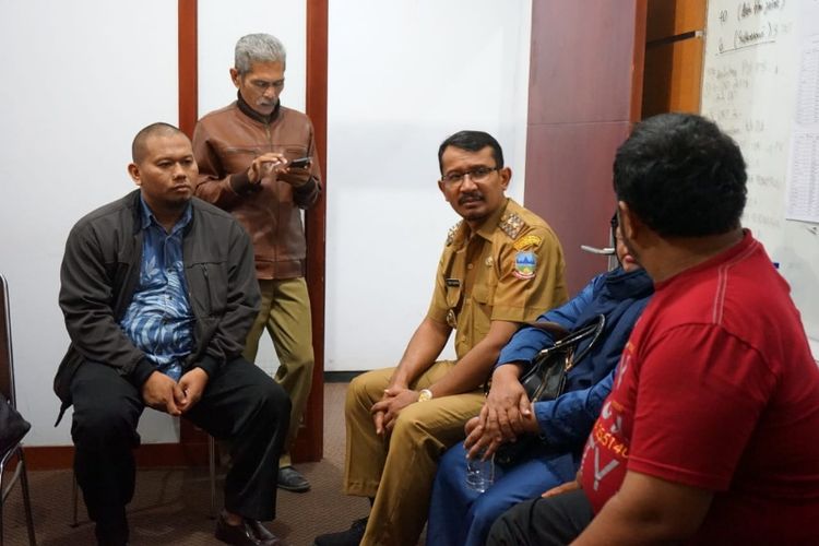 Wakil Bupati Garut Helmi Budiman didampingi Sekretaris Komisi D DPRD Garut Karnoto mendengarkan cerita warga Garut yang tinggal di Palu, Senin(8/10/2018) malam 