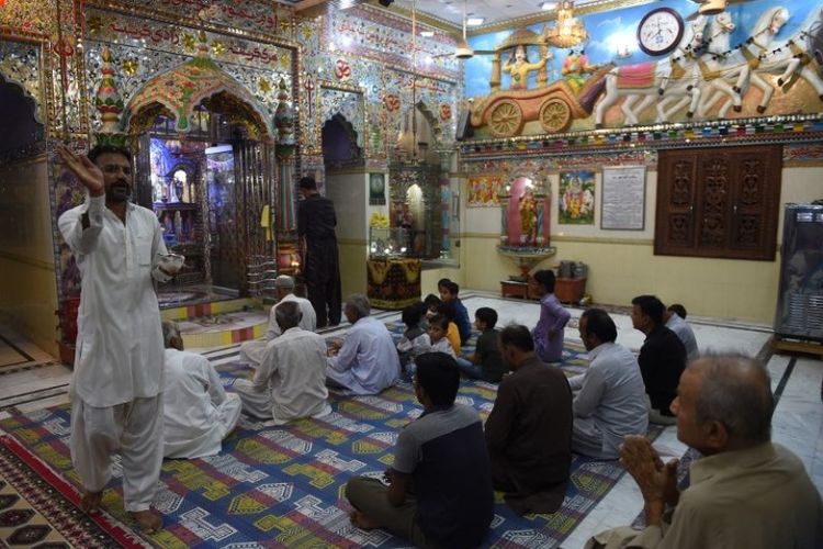 Umat Hindu di Pakistan berdoa di Kuil Shri Krishna, Kota Mithi. (AFP/Rizwan Tabassum)