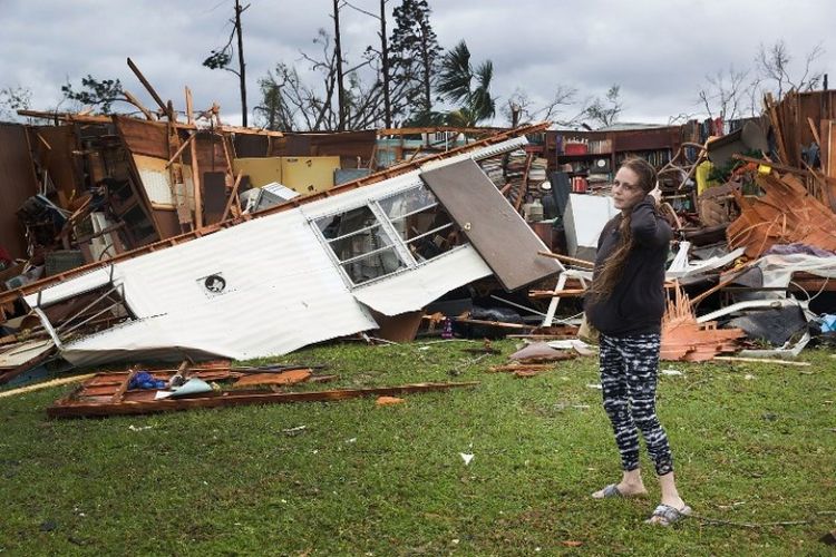 Seorang penduduk berdiri di depan puing-puing rumah setelah badai Michael menerjang Panama City, Florida, Amerika Serikat, pada Rabu (10/10/2018). (AFP/Joe Raedle)