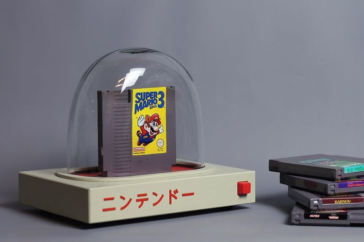 Pyua, konsol yang juga karya seni besutan desainer dan seniman Swedia, Love Hulten, yang dapat digunakan untuk memainkan game NES dan Famicom.
   