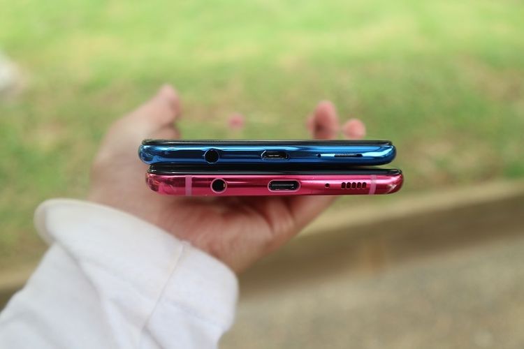 Galaxy A9 (bawah) didukung micro USB type-C, sementara Galaxy A7 (atas) belum mendukungnya.