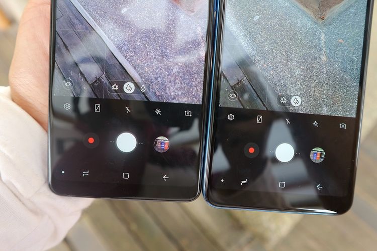 Mode auto di Galaxy A9 (kiri) memiliki tiga opsi yakni wide, 2x optical zoom, atau fix.  Sementara Galaxy A7 hanya meiliki dua opsi yakni wide dan optical zoom.