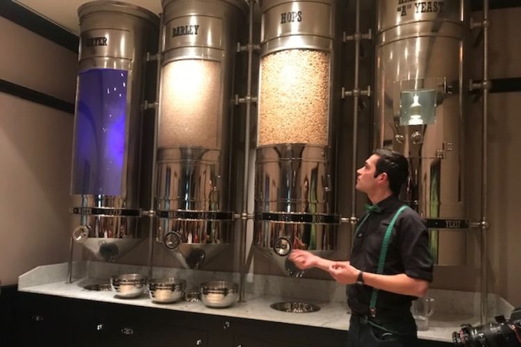 Pemandu menjelaskan pada pengunjung Heineken Experience bahan-bahan utama pembuatan bir.