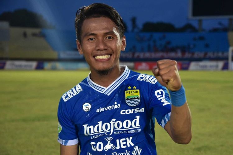 Gelandang Persib Bandung Ghozali Siregar saat berfoto usai laga kontra Persipura Jayapura di Stadion Mandala, Jayapura, Senin (15/10/2018).