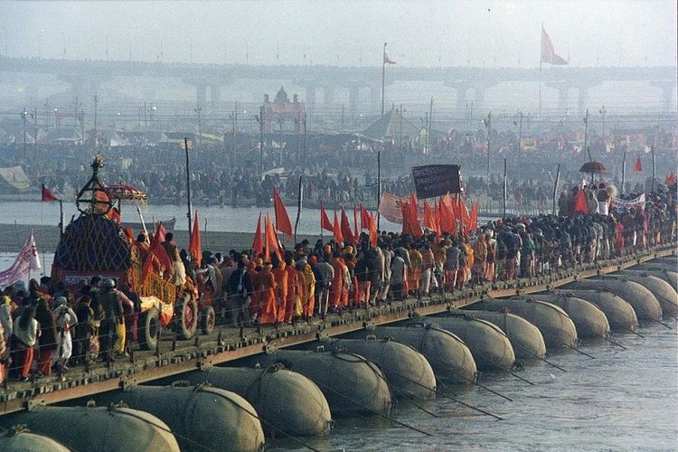 Prosesi dalam festival keagamaan Kumbh Mela di sungai Gangga yang melintasi kota Allahabad, Uttar Pradesh, India.