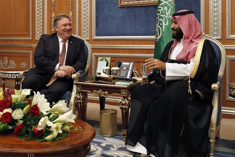 Menlu AS Mike Pompeo bertemu dengan putra mahkota Arab Saudi Pangeran Mohammed bin Salman di Riyadh, Selasa (16/10/2018). 