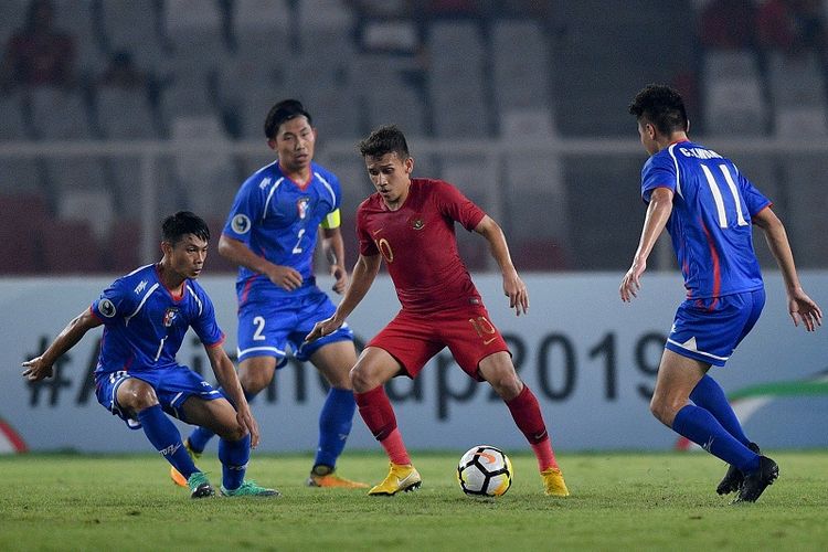 Pemain Timnas Indonesia Egy Maulana Vikri (kedua kanan) menggiring bola dibayangi tiga pemain Timnas Taiwan dalam penyisihan Grup A Piala Asia U-19 di Stadion Utama Gelora Bung Karno, Jakarta, Kamis (18/10/2018). ANTARA FOTO/Sigid Kurniawan/pd.