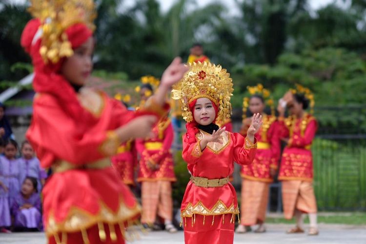Siswi PAUD Mekar Jaya yang berada di Desa Kota Bani, Kabupaten Bengkulu Utara, menari berbagai tarian nusantara.