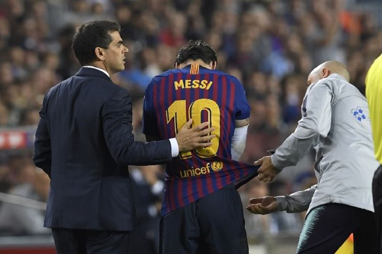 Lionel Messi mengalami cedera pada pertandingan Barcelona vs Sevilla di Stadion Camp Nou dalam lanjutan La Liga Spanyol, 20 Oktober 2018. 