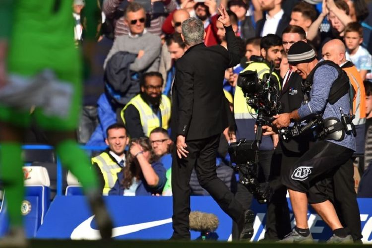 Jose Mourinho mengacungkan tiga jari ke arah suporter seusai laga Chelsea vs Manchester United dalam lanjutan Premier League di Stadion Stamford Bridge, 20 Oktober 2018. 