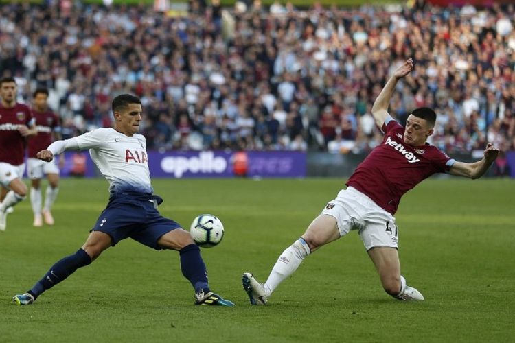 Declan Rice mencoba menahan tendangan Erik Lamela pada laga West Ham United vs Tottenham Hotspur di Stadion London pada lanjutan Premier League, 20 Oktober 2018. 