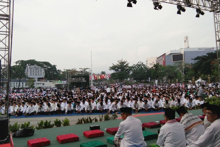 Ribuan santri saat berkumpul di Lapangan Gasibu Bandung, Jalan Diponegoro, untuk menghadiri peringatan Hari Santri Nasional, Minggu (21/10/2018).
