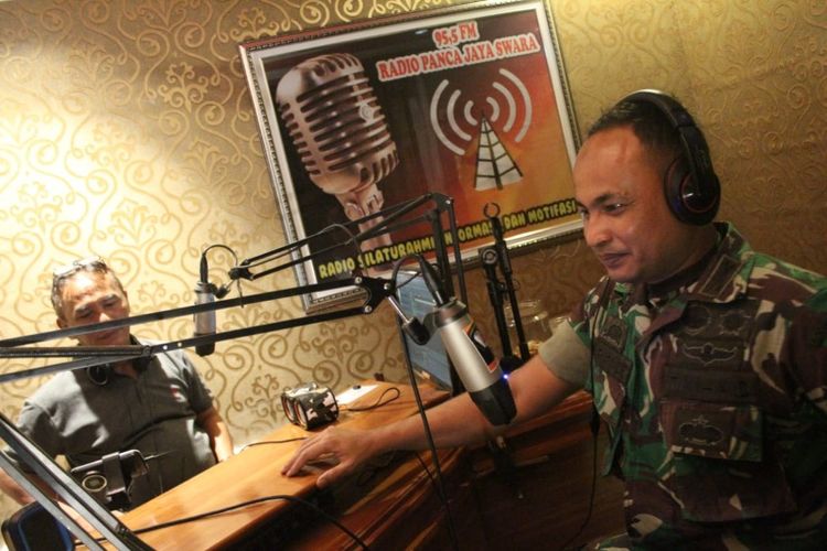 Dandim 0611 Garut, Letkol INF Asyraf Aziz saat melakukan siaran di radio komunitas sosialisasi TMMD