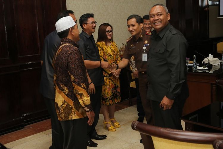 Sekretaris Kota Surabaya, Hendro Gunawan menerima kunjungan kerja Pemkot Tomohon, Sulawesi Utara, di ruang sidang wali kota, Selasa (23/10/2018).