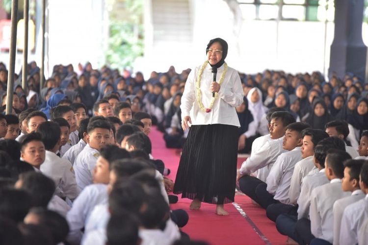 Wali Kota Surabaya, Tri Rismaharini atau Risma memberikan pengarahan kepada ratusan siswa di SMP Negeri 33 Surabaya, Selasa (23/10/2018).
