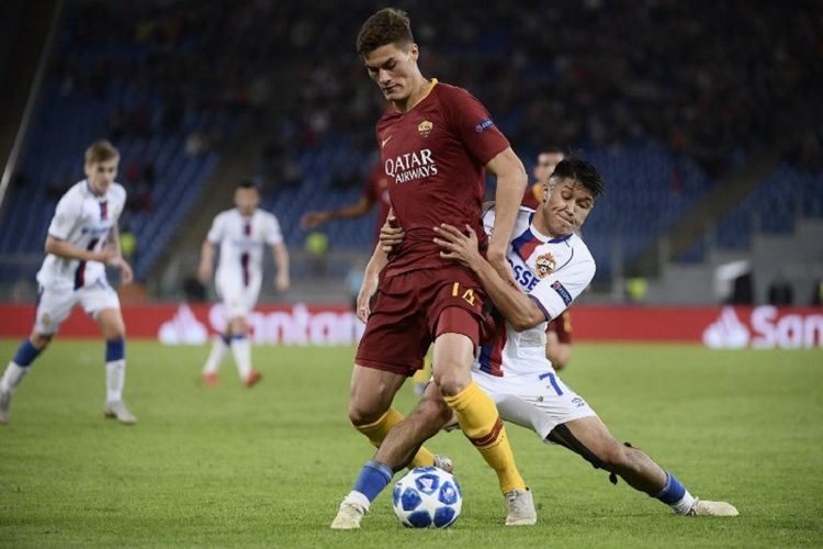 Patrik Schick dijaga ketat Ilzat Akhmetov pada laga AS Roma vs CSKA Moskva dalam lanjutan Liga Champions di Stadion Olimpico, 23 Oktober 2018. 