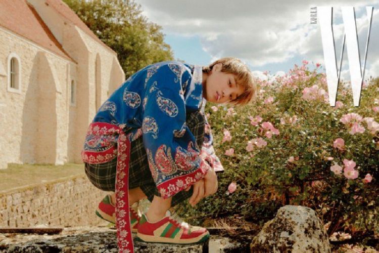 Dalam balutan busana keluaran Gucci, Kai EXO berpose untuk majalah W Korea edisi November 2018.
