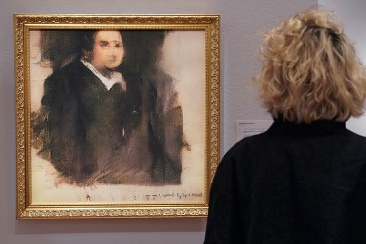 Seorang perempuan melihat lukisan yang dibuat oleh suatu algoritma kecerdasan buatan, berjudul Portrait of Edmond de Belamy, di Christies di New York, Amerika Serikat. (AFP/Timothy A Clary)