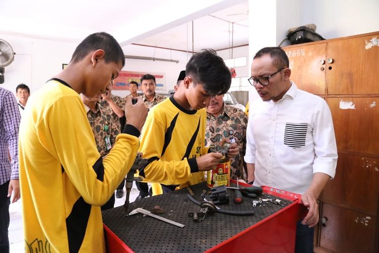 Menteri Ketenagakerjaan (Menaker) M. Hanif Dhakiri saat melakukan kunjungan kerja ke Unit Pelayanan Teknis Pusat (UPT) Balai Latihan Kerja (BLK) Dinas Tenaga Kerja dan Transmigrasi (Disnakertrans) Provinsi Jawa Timur di Jember, Sabtu (27/10/2018).