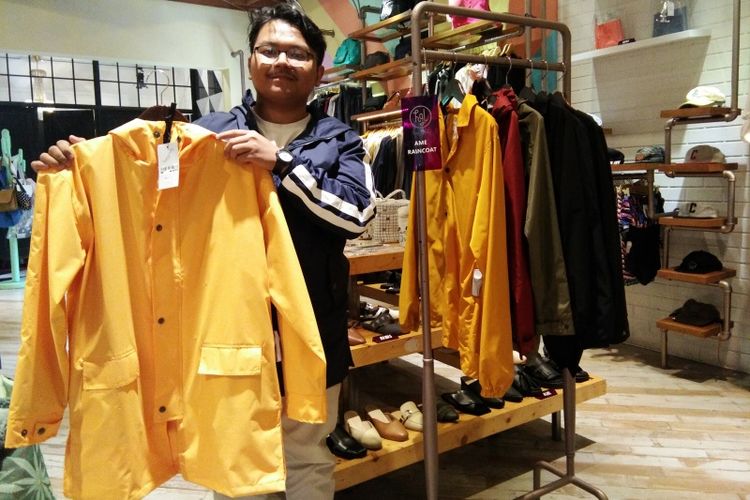 Bimo Atiflugeni (25) pemilik brand Ame Raincoat saat ditemui di Happy Go Lucky Store, Jalan Ciliwung, Kota Bandung, Selasa (30/10/2018).
