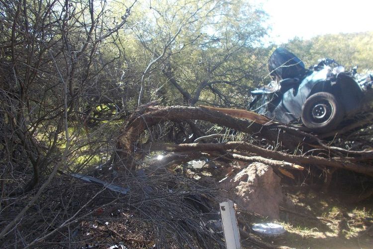 Seorang mengalami kecelakaan mobil dan jatuh melewati pagar pembatas di dekat Wickenburg, Arizona, Amerika Serikat. Dia bertahan selama enam hari sebelum akhirnya diselamatkan. (Arizona Department of Public Safety)