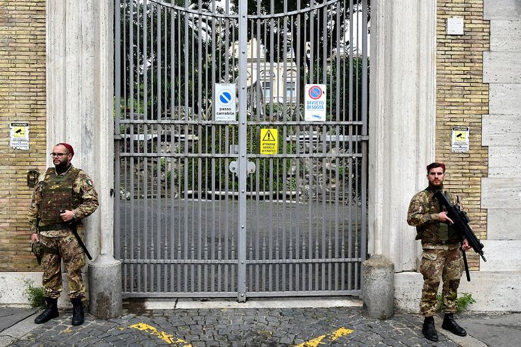 Tentatra Italia terlihat berjaga di pintu gerbang gedung Kedutaan Besar Vatikan di Roma. Pada Senin (29/10/2018), kerangka manusia ditemukan di gedung itu oleh para pekerja renovasi.