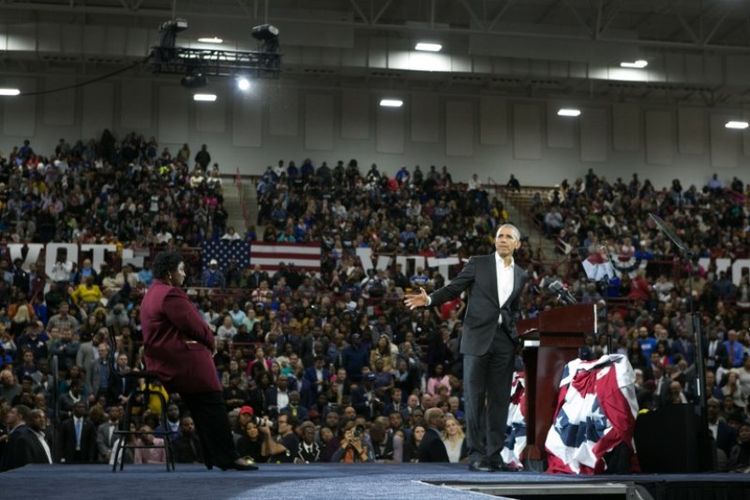 Mantan Presiden AS Barack Obama berpidato di hadapan massa untuk mendukung kandidat Gubernur  Georgia Stacey Abrams (kiri) selama kampanye di Morehouse College di Atlanta, Georgia. Foto ini diambil pada Jumat (2/11/2018). (AFP/Jessica McGowan)