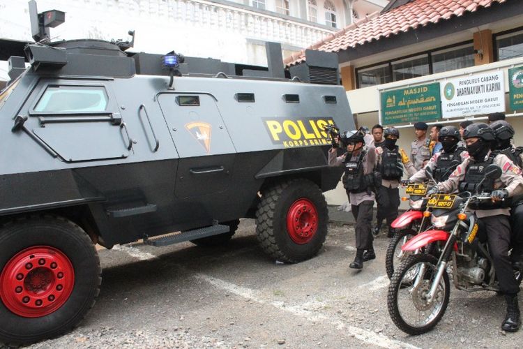 Satu unit kendaraan Baracuda bersiaga di depan Pengadilan Negeri Garut, Senin (5/11/2018)