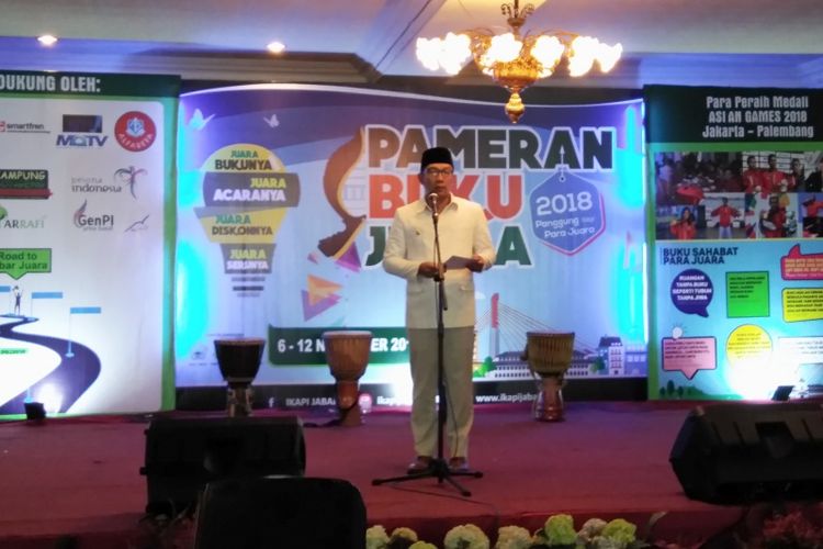 Gubernur Jawa Barat Ridwan Kamil saat membuka Pameran Buku Juara di Landmark, Jalan Braga, Kota Bandung, Selasa (6/11/2018).