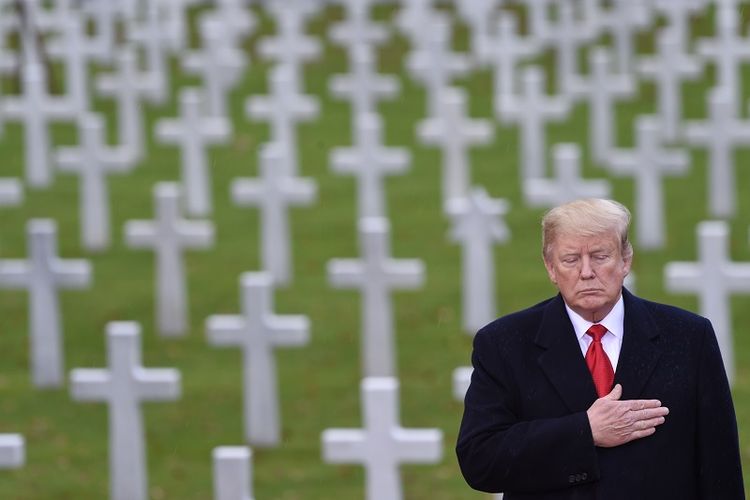 Preasiden AS Donald Trump ambil bagian dalam upacara di Pemakaman Tentara AS di Suresnes, tak jauh dari Paris, Peracis, Minggu (11/11/2018) untuk memperingati 100 tahun berakhirnya Perang Dunia I. 