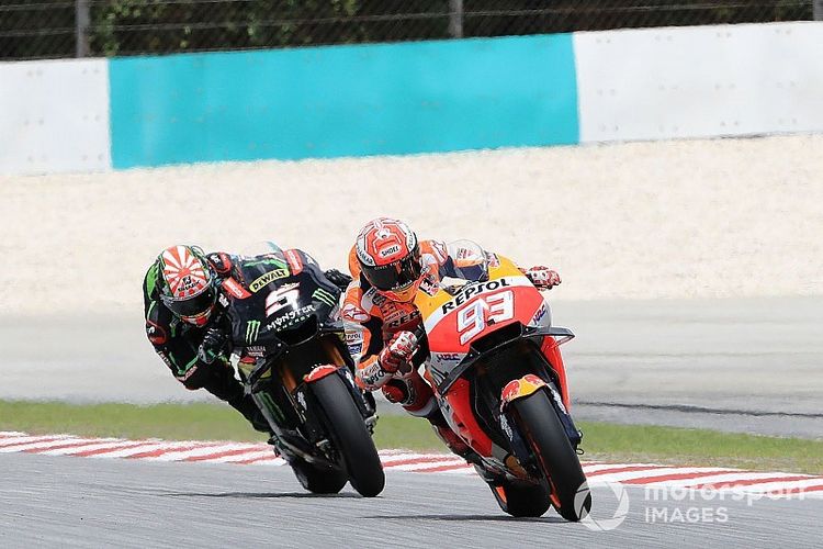 Johann Zarco saat mengejar Marc Marquez.