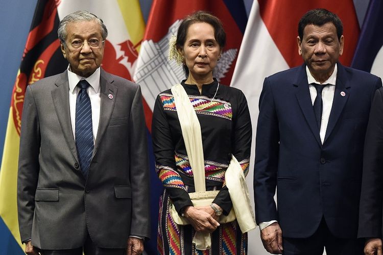 Pemimpin Myanmar Aung San Suu Kyi berada di antara PM Malaysia Mahathir Mohamad dan Presiden Filipina Rodrigo Duterte dalam sesi foto jelang pembukaan KTT Asean di Singapura, Selasa (13/11/2018).