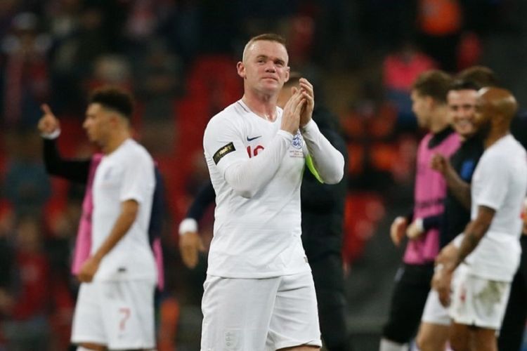 Wayne Rooney membalas apresiasi suporter di Stadion Wembley seusai laga persahabatan Timnas Inggris vs Amerika Serikat, 15 November 2018. 