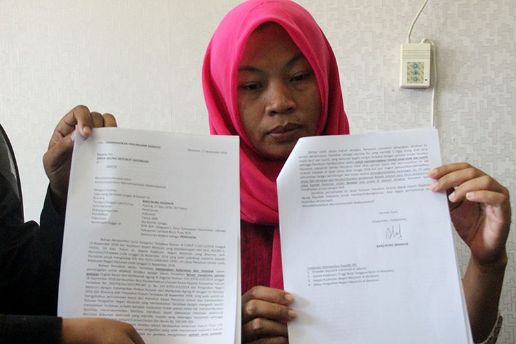 Nuril menunjukkan surat permohonan penundaan eksekusi atas putusan MA