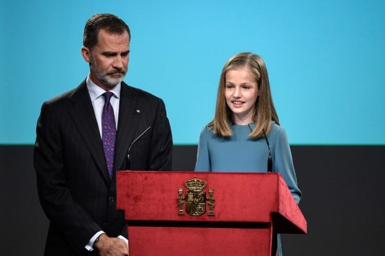 Pewaris takhta kerajaan Spanyol, Putri Leonor (kanan), membaca Konstitusi Spanyol sambil didampingi ayahnya, Raja Felipe VI, di Cervantes Institute di Madrid, pada 31 Oktober 2018. (AFP/Oscar Del Pozo)