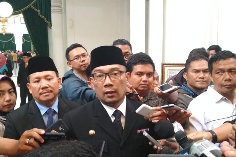 Gubernur Jawa Barat Ridwan Kamil didampingi Sekda Jabar Iwa Karniwa saat diwawancarai media di Gedung Sate, Jalan Diponegoro, Senin (19/11/2018).